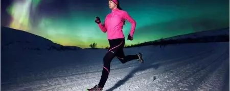 Čības, kas darbojas ziemā (40 fotogrāfijas): ziemas skriešanas modeļi sniegā ar tapām, no asiciem, Salomon, kā izvēlēties izolētas kurpes 2109_27