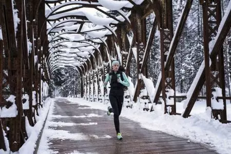 Sneakers ji bo Running in Winter (40 wêne): Modelên Running Zivistanê yên li berfê bi spîkan, ji Asics, Salomon, çawa pêlavên insulated hilbijêrin 2109_29
