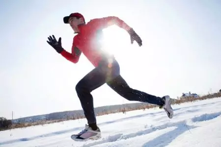 Čības, kas darbojas ziemā (40 fotogrāfijas): ziemas skriešanas modeļi sniegā ar tapām, no asiciem, Salomon, kā izvēlēties izolētas kurpes 2109_31