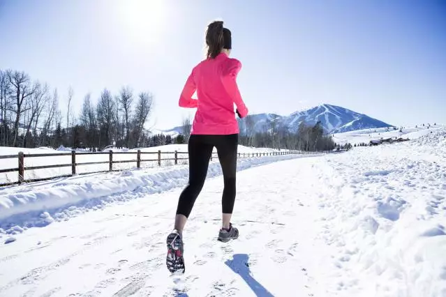 Trampki do biegania w zimie (40 zdjęć): Zimowe modele do biegania w śniegu z kolcami, z Asics, Salomon, jak wybrać izolowane buty 2109_33