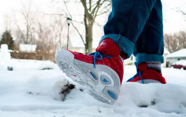 Sneakers ji bo Running in Winter (40 wêne): Modelên Running Zivistanê yên li berfê bi spîkan, ji Asics, Salomon, çawa pêlavên insulated hilbijêrin 2109_34