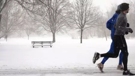 Trampki do biegania w zimie (40 zdjęć): Zimowe modele do biegania w śniegu z kolcami, z Asics, Salomon, jak wybrać izolowane buty 2109_38