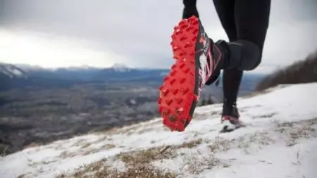Sneakers ji bo Running in Winter (40 wêne): Modelên Running Zivistanê yên li berfê bi spîkan, ji Asics, Salomon, çawa pêlavên insulated hilbijêrin 2109_7