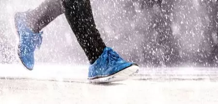 Sneakers ji bo Running in Winter (40 wêne): Modelên Running Zivistanê yên li berfê bi spîkan, ji Asics, Salomon, çawa pêlavên insulated hilbijêrin 2109_8