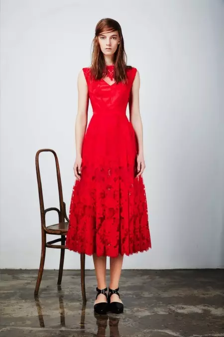 Lukuinen punainen mekko