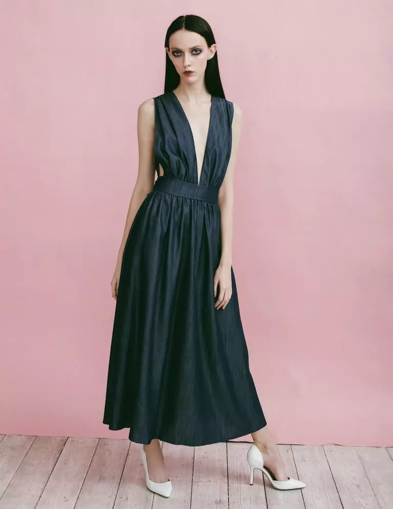 Vestido ahumado con escote profundo