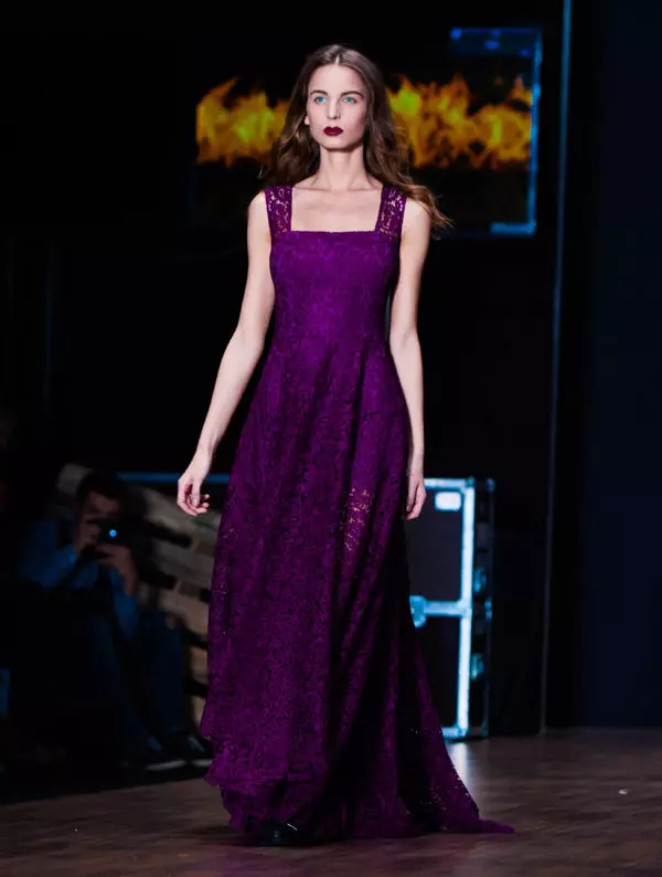 Robe violette de dentelle plutitée