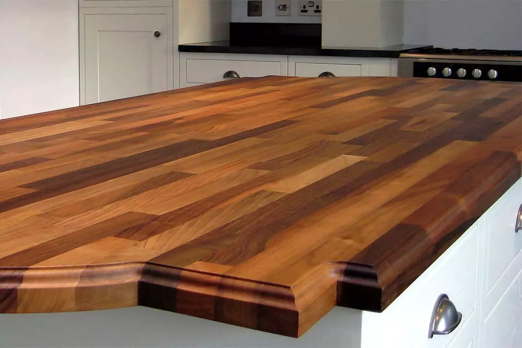 Træ bordplade til køkkenet (40 billeder): Modeller fra en række eg, bøg, lærk og andre, fordele og ulemper ved køkken bordplader fra et naturligt træ 21101_19