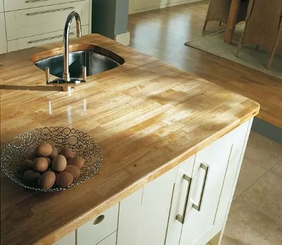Ξύλινο πάγκο για την κουζίνα (40 φωτογραφίες): μοντέλα από μια σειρά από δρυς, οξιά, λάμπα και άλλα, πλεονεκτήματα και μειονεκτήματα των countertops της κουζίνας από ένα φυσικό δέντρο 21101_23