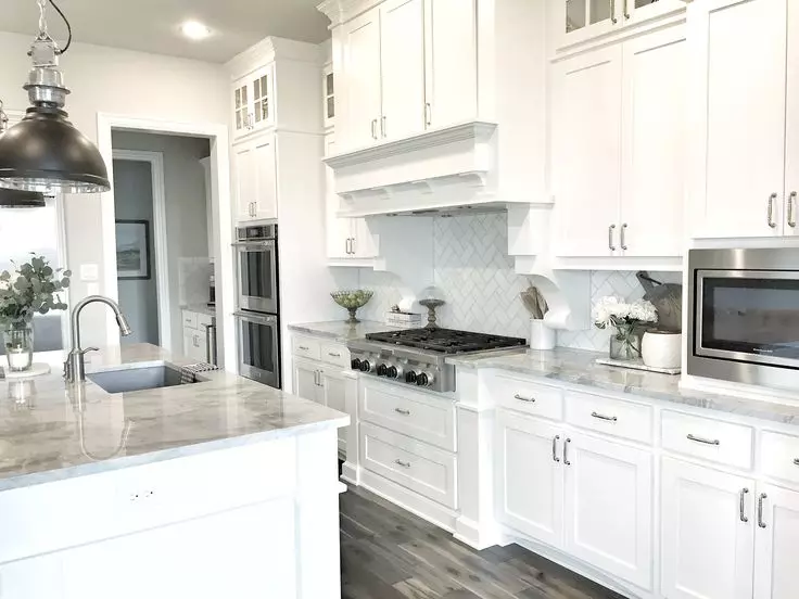Кухні з сірої стільницею (42 фото): дизайн білої і бежевій глянцевому кухні з сірої стільницею і фартухом, стільниці кольору бетону в інтер'єрі 21102_10
