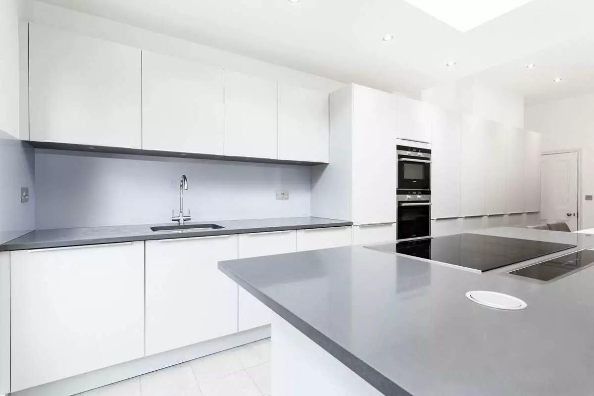 Cozinhas com uma mesa cinza (42 fotos): Design de cozinha brilhante e bege com uma mesa cinza e avental, mesa de concreto no interior 21102_11