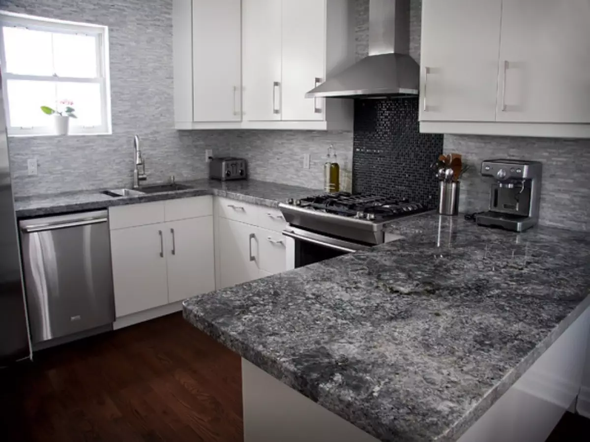 Kitchens with a gray table top (42 photos): white and beige glossy kitchen design with a gray table top and apron, concrete table tops in the interior 21102_13