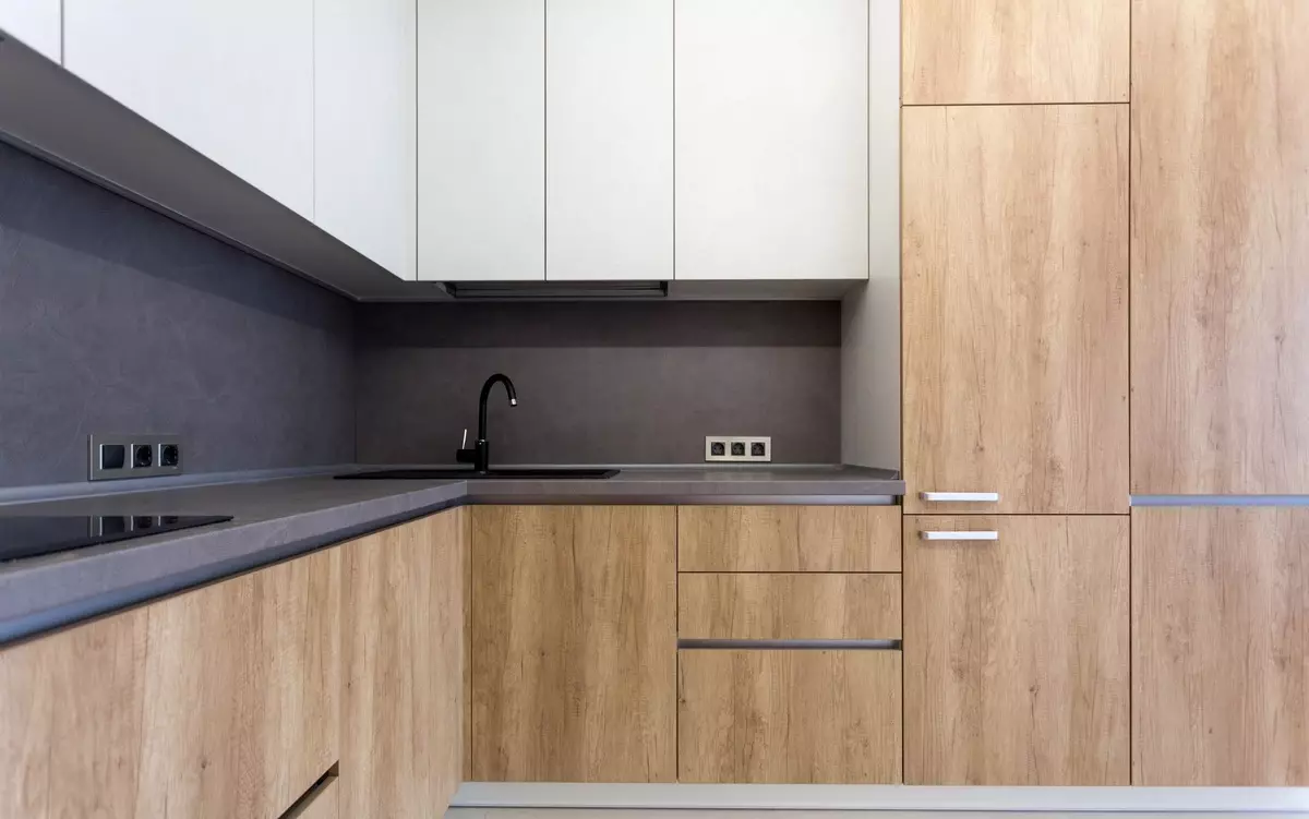 Kjøkken med grått bordplattform (42 bilder): Hvit og beige Glanset kjøkkenutstyr med et grått bordplate og forkle, betongbord i interiøret 21102_15