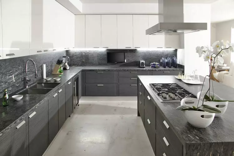 Kitchens with a gray table top (42 photos): white and beige glossy kitchen design with a gray table top and apron, concrete table tops in the interior 21102_17