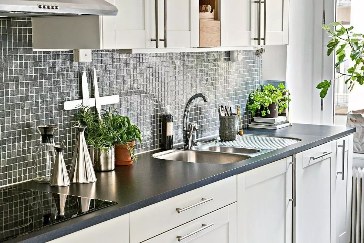 एक राखाडी सारणी शीर्ष (42 फोटो) सह स्वयंपाकघर: पांढरा आणि बेज चमकदार स्वयंपाकघर स्वयंपाकघर स्वयंपाकघर रचना आणि apron, apron, apron, कंक्रीट सारणी शीर्ष 21102_19