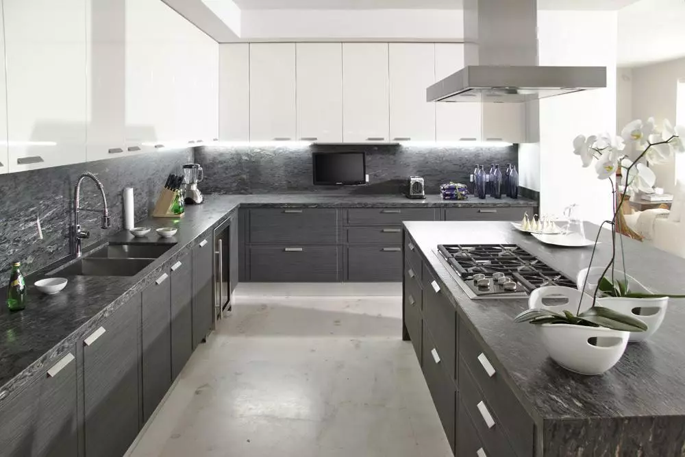 Kjøkken med grått bordplattform (42 bilder): Hvit og beige Glanset kjøkkenutstyr med et grått bordplate og forkle, betongbord i interiøret 21102_20