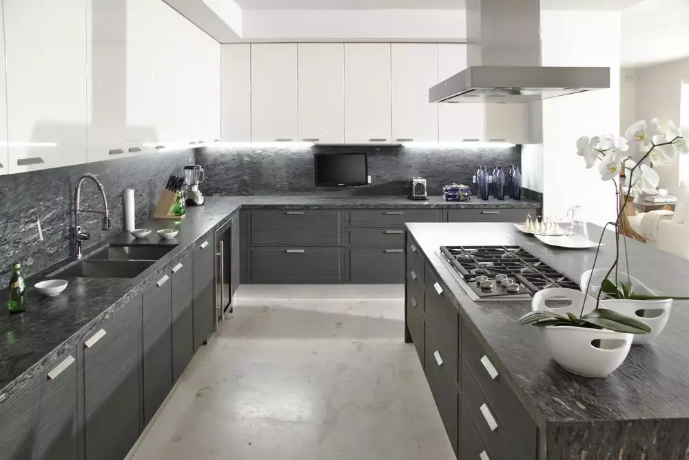 Kitchens with a gray table top (42 photos): white and beige glossy kitchen design with a gray table top and apron, concrete table tops in the interior 21102_20