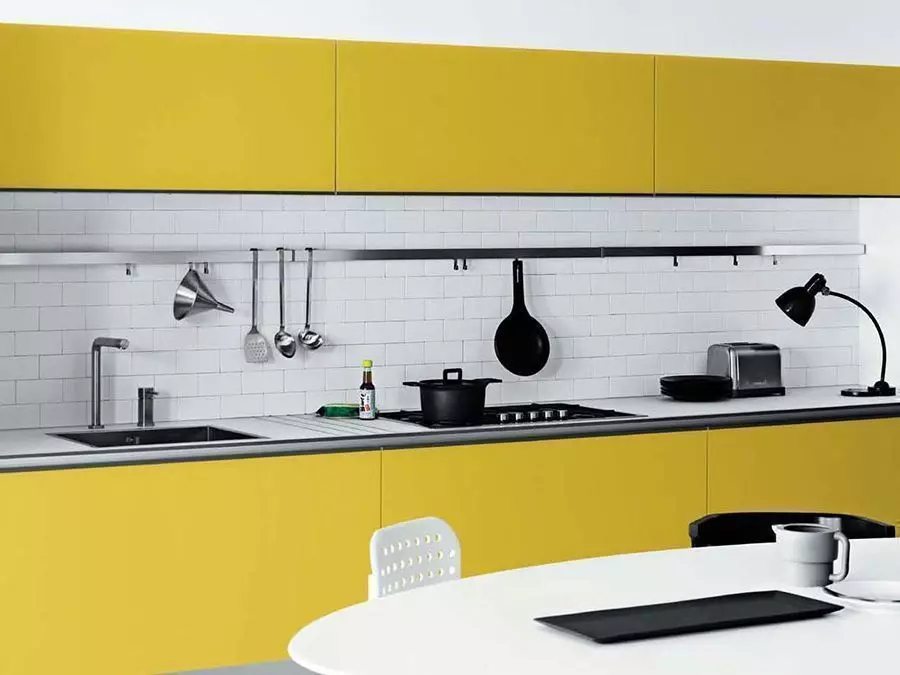 Cozinhas com uma mesa cinza (42 fotos): Design de cozinha brilhante e bege com uma mesa cinza e avental, mesa de concreto no interior 21102_29