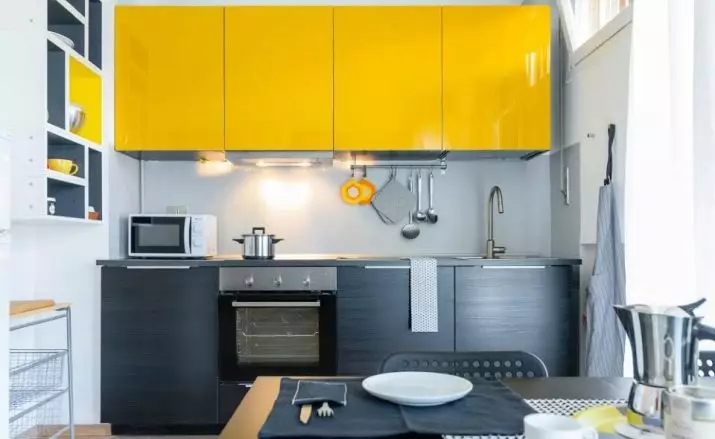 Kjøkken med grått bordplattform (42 bilder): Hvit og beige Glanset kjøkkenutstyr med et grått bordplate og forkle, betongbord i interiøret 21102_30