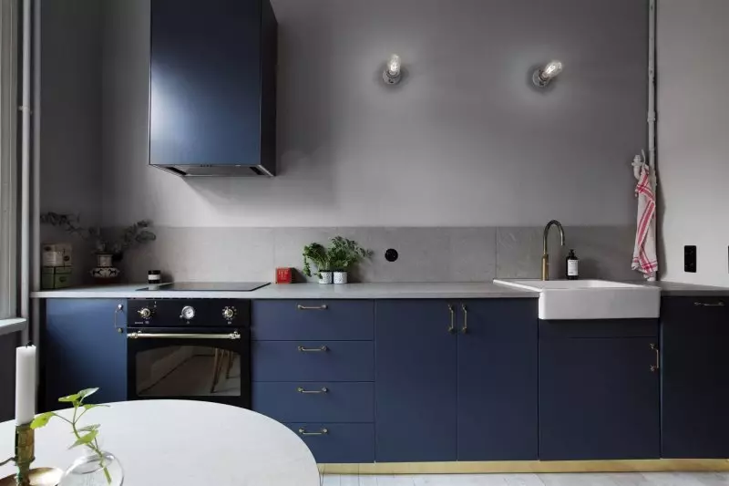 Cociñas con unha mesa gris (42 fotos): deseño de cociña brillante e beige brillante cunha mesa gris superior e delantal, táboas de formigón no interior 21102_36