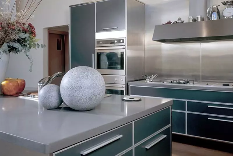 Dapur dengan top meja abu-abu (42 foto): Desain dapur putih dan krem ​​glossy dengan top meja abu-abu dan apron, atasan meja beton di interior 21102_39