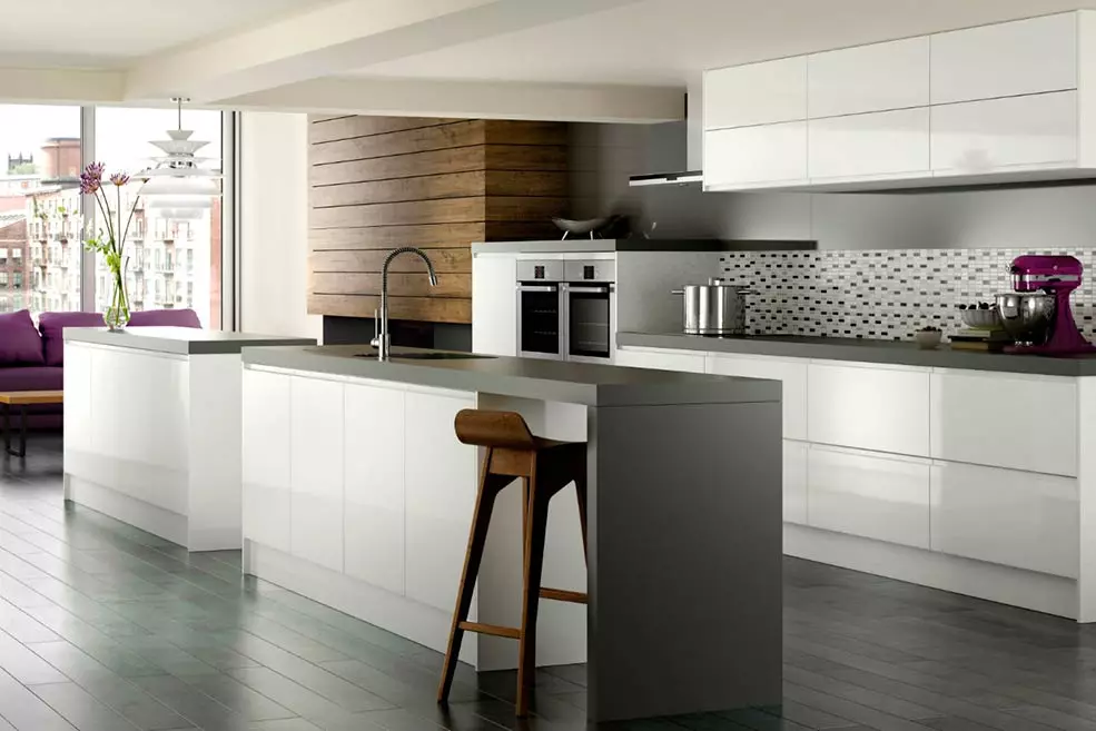 Cociñas con unha mesa gris (42 fotos): deseño de cociña brillante e beige brillante cunha mesa gris superior e delantal, táboas de formigón no interior 21102_40