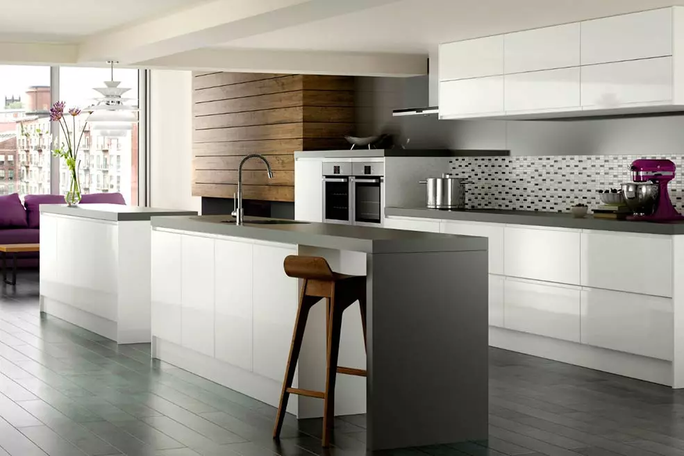 бир боз үстөл үстү менен Kitchens (42 сүрөт): боз үстөл үстү жана этеги менен ак жана беж жаркын ашкана дизайны, конкреттүү стол ички чокуларында 21102_40