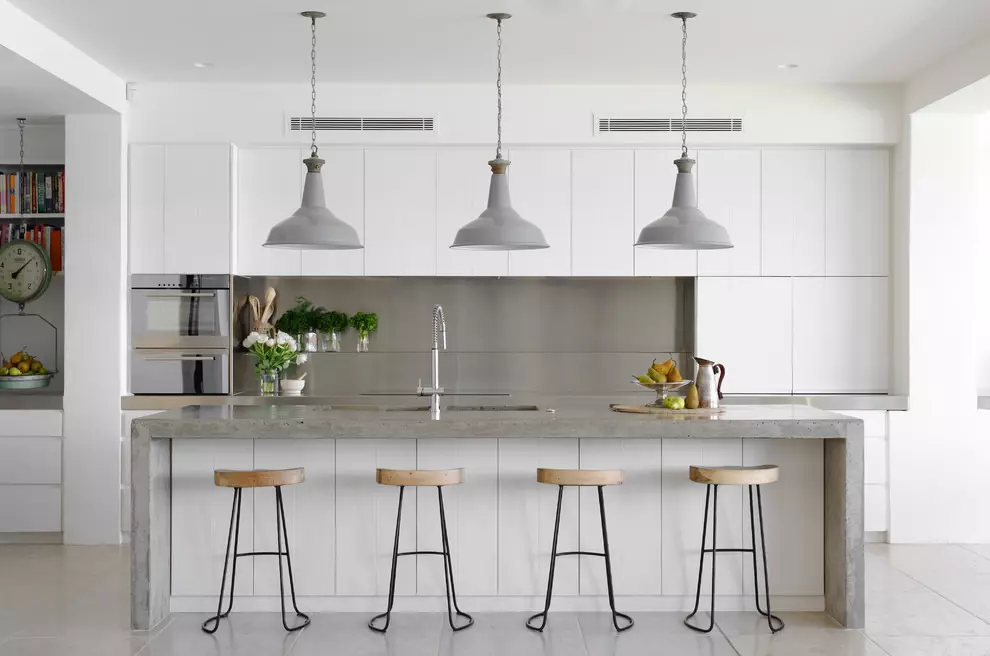 Küchen mit grauer Tischplatte (42 Fotos): Weiß- und Beige Glanzküchenentwurf mit grauer Tischplatte und Schürze, Betontischoberteile im Inneren 21102_5