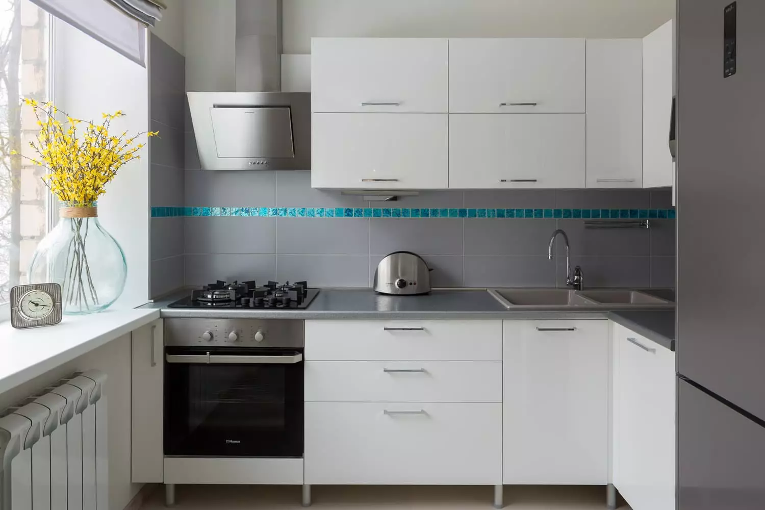 Kuhinje s sivo mizo (42 fotografij): bela in bež sijajna kuhinja zasnova s ​​sivo mizo in predpasnikom, betonske mize v notranjosti 21102_6