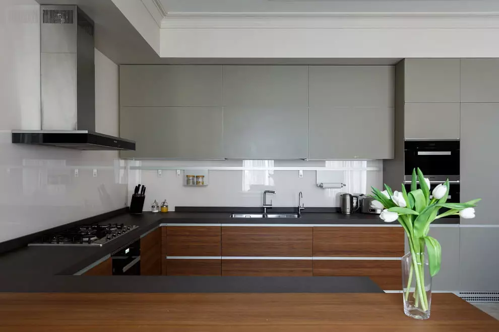 Dvoubarevné kuchyně (75 fotek): kombinace dvou různých barev, kuchyních s tmavou jízdou a světelným dnem v interiéru, dvoubarevné kuchyňské sluchátka s šedou spodní a béžovou jízdou 21104_10