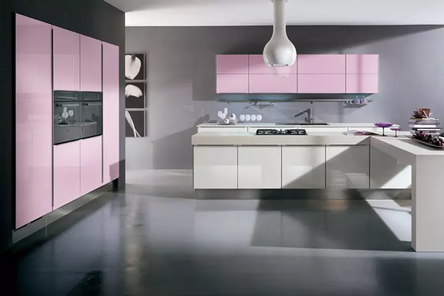 Kaksiväriset keittiöt (75 kuvaa): Kahden eri värin yhdistelmät, keittiöt, joissa on tumma ratsastus ja kevyt pohja sisustuksessa, kaksiväriset keittiön kuulokkeet, joissa on harmaa pohja ja beige ratsastus 21104_13