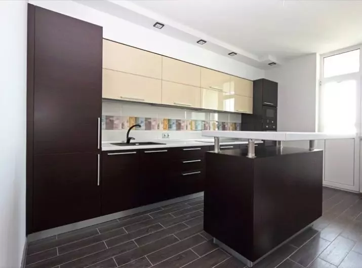 آشپزخانه های دو رنگ (75 عکس): ترکیبی از دو رنگ مختلف، آشپزخانه با سواری تیره و پایین نور در طراحی داخلی، هدست آشپزخانه دو رنگ با پایین خاکستری و بژ سواری 21104_2