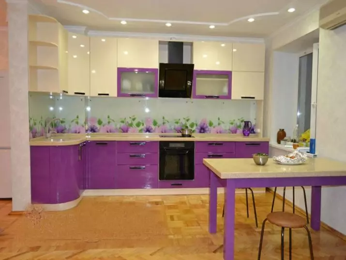 Dvoubarevné kuchyně (75 fotek): kombinace dvou různých barev, kuchyních s tmavou jízdou a světelným dnem v interiéru, dvoubarevné kuchyňské sluchátka s šedou spodní a béžovou jízdou 21104_27