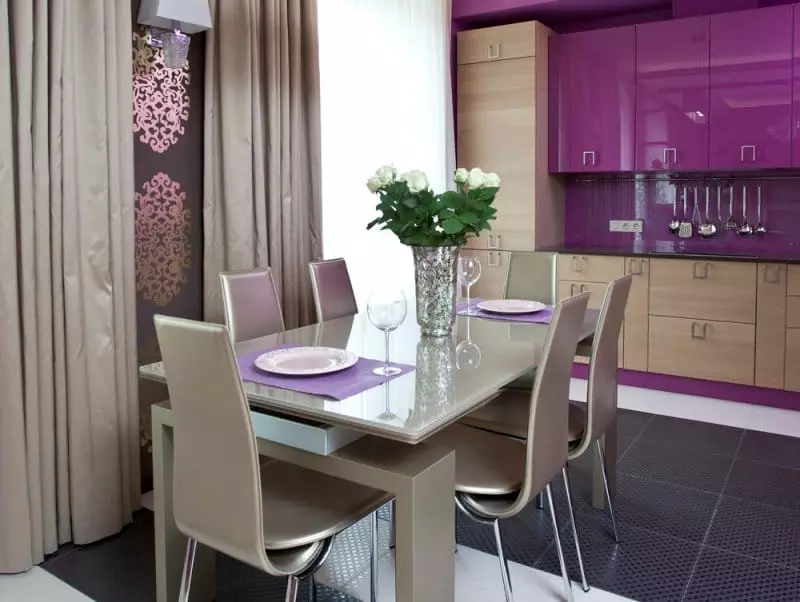 Dvoubarevné kuchyně (75 fotek): kombinace dvou různých barev, kuchyních s tmavou jízdou a světelným dnem v interiéru, dvoubarevné kuchyňské sluchátka s šedou spodní a béžovou jízdou 21104_29