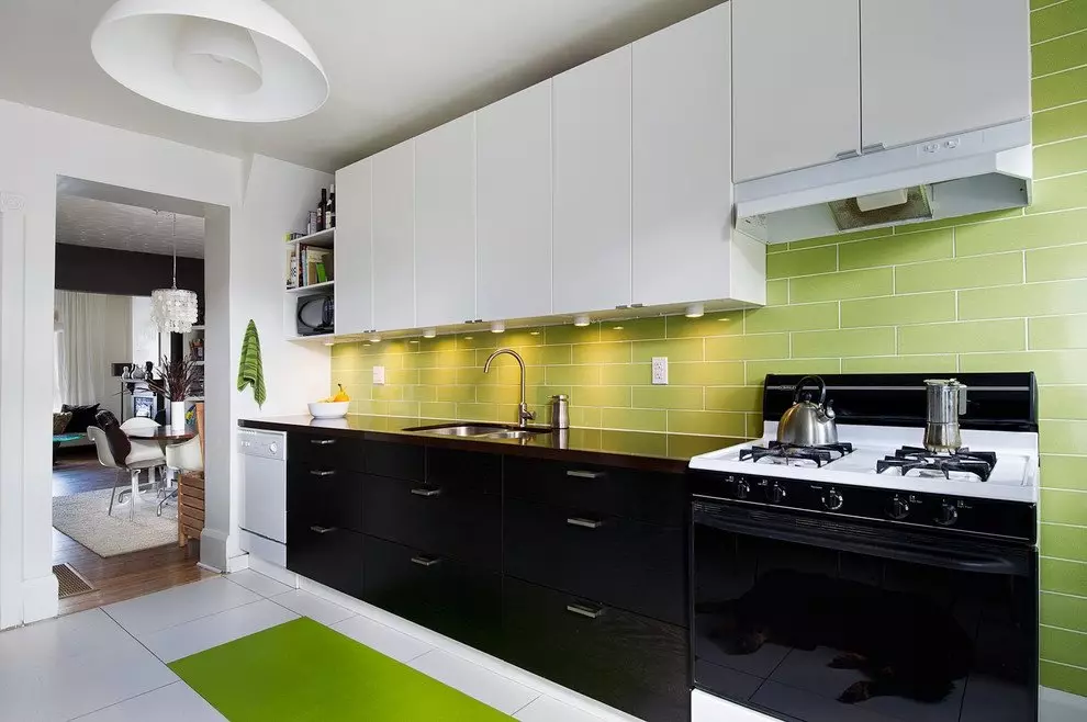 Kaksiväriset keittiöt (75 kuvaa): Kahden eri värin yhdistelmät, keittiöt, joissa on tumma ratsastus ja kevyt pohja sisustuksessa, kaksiväriset keittiön kuulokkeet, joissa on harmaa pohja ja beige ratsastus 21104_4