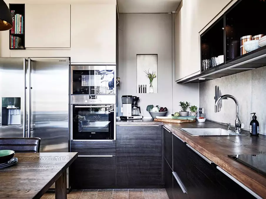 Kaksiväriset keittiöt (75 kuvaa): Kahden eri värin yhdistelmät, keittiöt, joissa on tumma ratsastus ja kevyt pohja sisustuksessa, kaksiväriset keittiön kuulokkeet, joissa on harmaa pohja ja beige ratsastus 21104_48