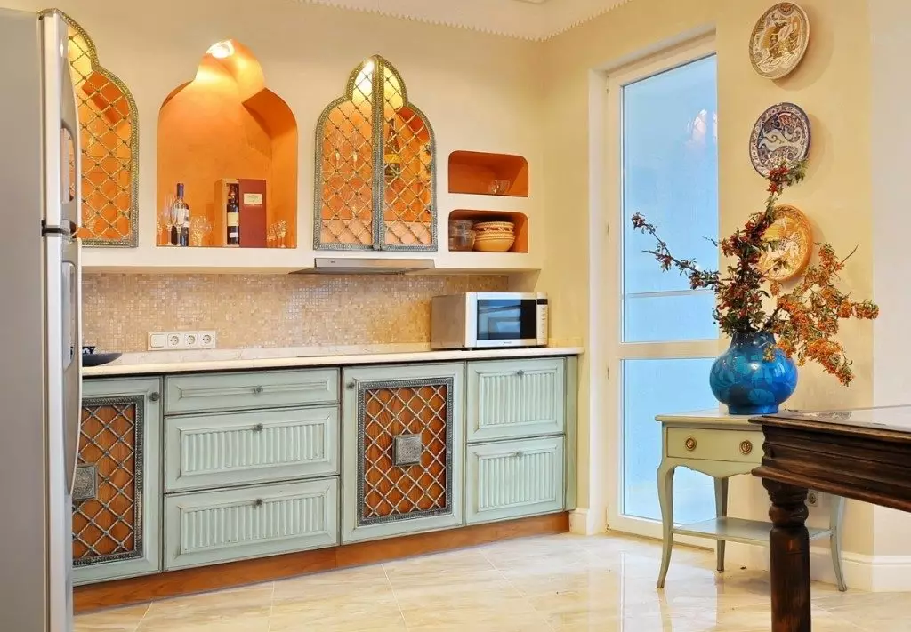 İki renkli mutfak (75 Fotoğraf): İki farklı renkte, koyu sürme ve ışık tabanlı mutfaklar, iç tasarımda, gri alt ve bej binici ile iki renkli mutfak kulaklıkları 21104_50