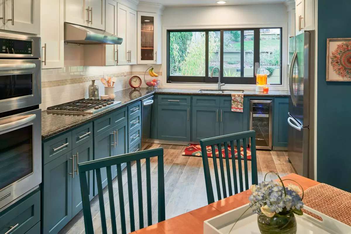 Dvoubarevné kuchyně (75 fotek): kombinace dvou různých barev, kuchyních s tmavou jízdou a světelným dnem v interiéru, dvoubarevné kuchyňské sluchátka s šedou spodní a béžovou jízdou 21104_55