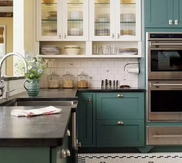 Dvoubarevné kuchyně (75 fotek): kombinace dvou různých barev, kuchyních s tmavou jízdou a světelným dnem v interiéru, dvoubarevné kuchyňské sluchátka s šedou spodní a béžovou jízdou 21104_70
