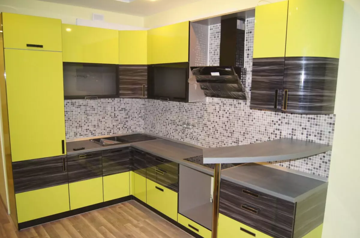آشپزخانه های دو رنگ (75 عکس): ترکیبی از دو رنگ مختلف، آشپزخانه با سواری تیره و پایین نور در طراحی داخلی، هدست آشپزخانه دو رنگ با پایین خاکستری و بژ سواری 21104_8