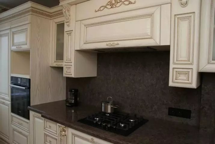 Virtuves ziloņkorija (64 fotogrāfijas): Virtuves austiņu krāsu ziloņkaula un citu toņu izvēle interjerā, dizaina virtuvēs klasiskajā stilā un citos virzienos 21105_29