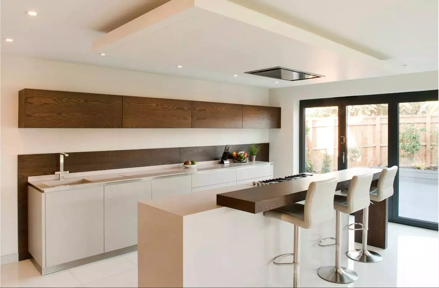 Kitchens fil sümüyü (64 şəkil): mətbəx qulaqlıq rəng Ivory və daxili digər çalarları seçilməsi, klassik stil və digər istiqamətlərdə dizayn mətbəx 21105_47