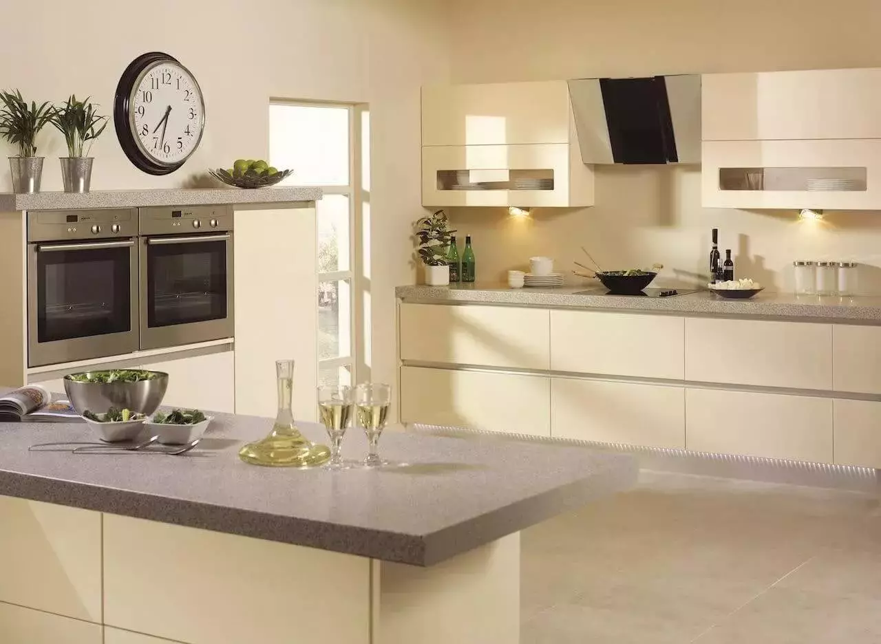Virtuves ziloņkorija (64 fotogrāfijas): Virtuves austiņu krāsu ziloņkaula un citu toņu izvēle interjerā, dizaina virtuvēs klasiskajā stilā un citos virzienos 21105_8