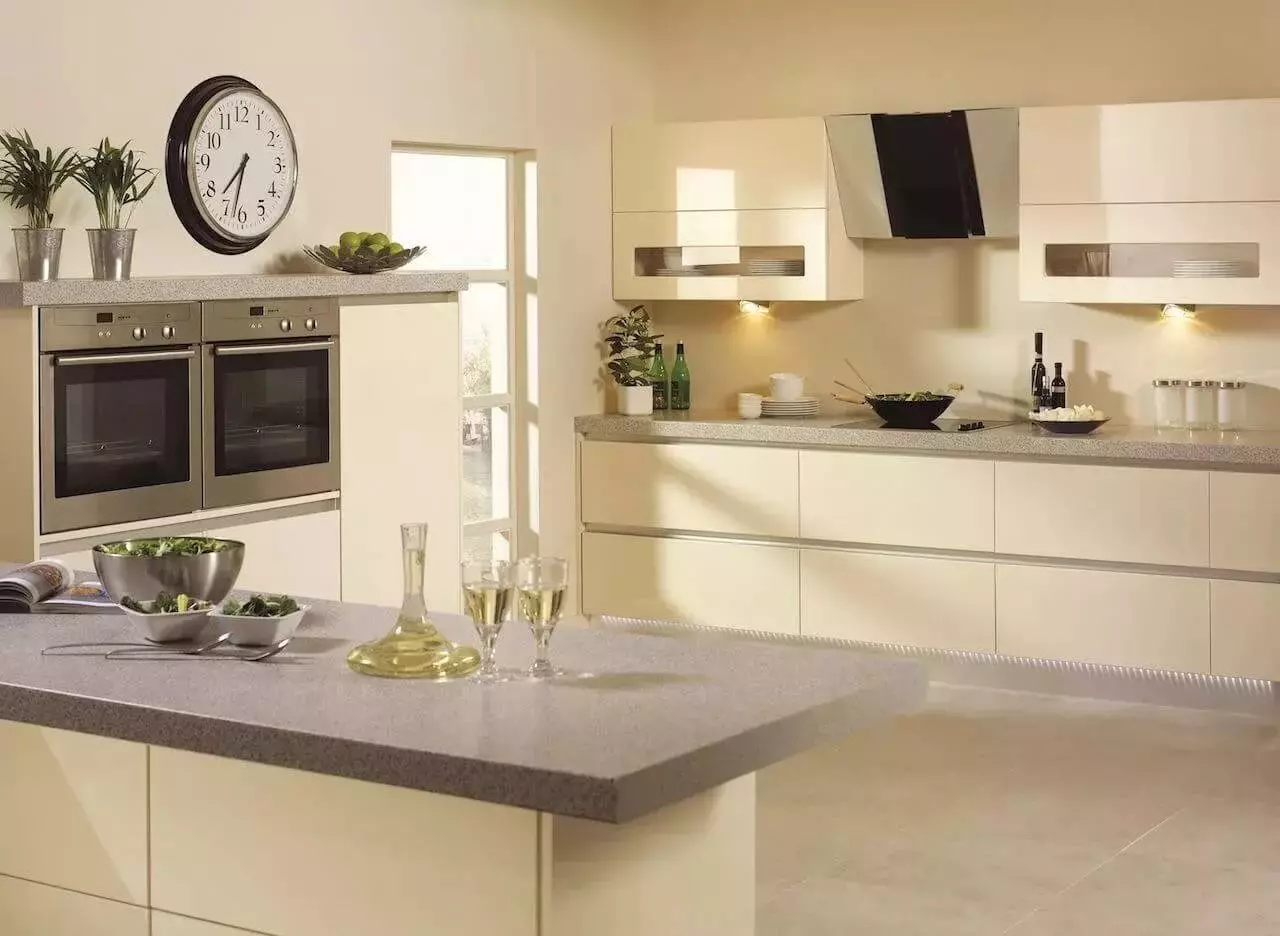 Kitchens fil sümüyü (64 şəkil): mətbəx qulaqlıq rəng Ivory və daxili digər çalarları seçilməsi, klassik stil və digər istiqamətlərdə dizayn mətbəx 21105_8