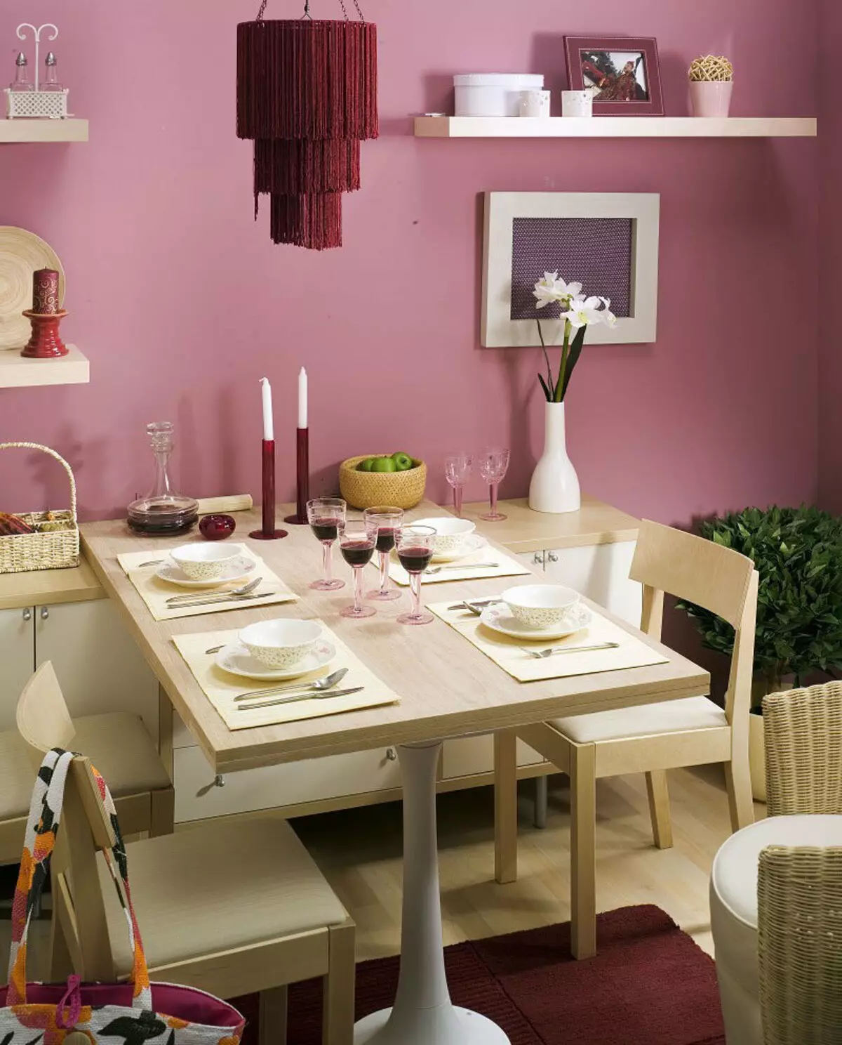 Decor the mura vicino al tavolo in cucina (71 foto): come posizionare lo spazio su un tavolo da pranzo da pranzo? Design di ripiani montati, opzioni di arredamento con dipinti 21106_44