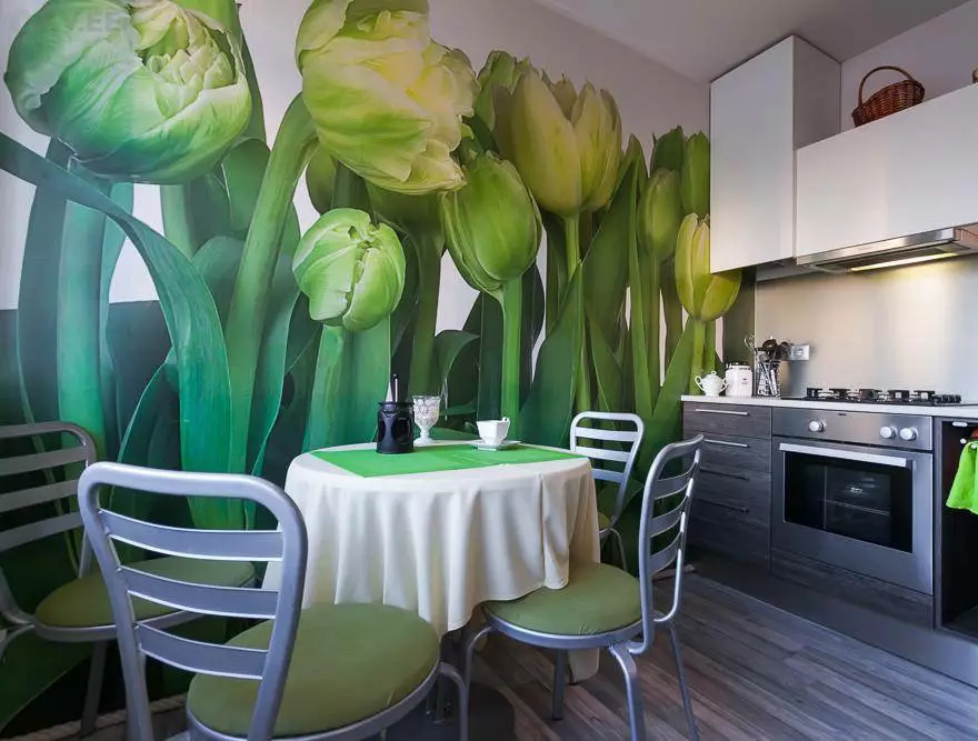 Mural de la paret de la cuina (99 fotos): paper de paret de disseny d'interiors, idees per a la petita cuina, Fons de pantalla amb tulipes i orquídies verdes, així com amb altres flors i ciutats 21110_20