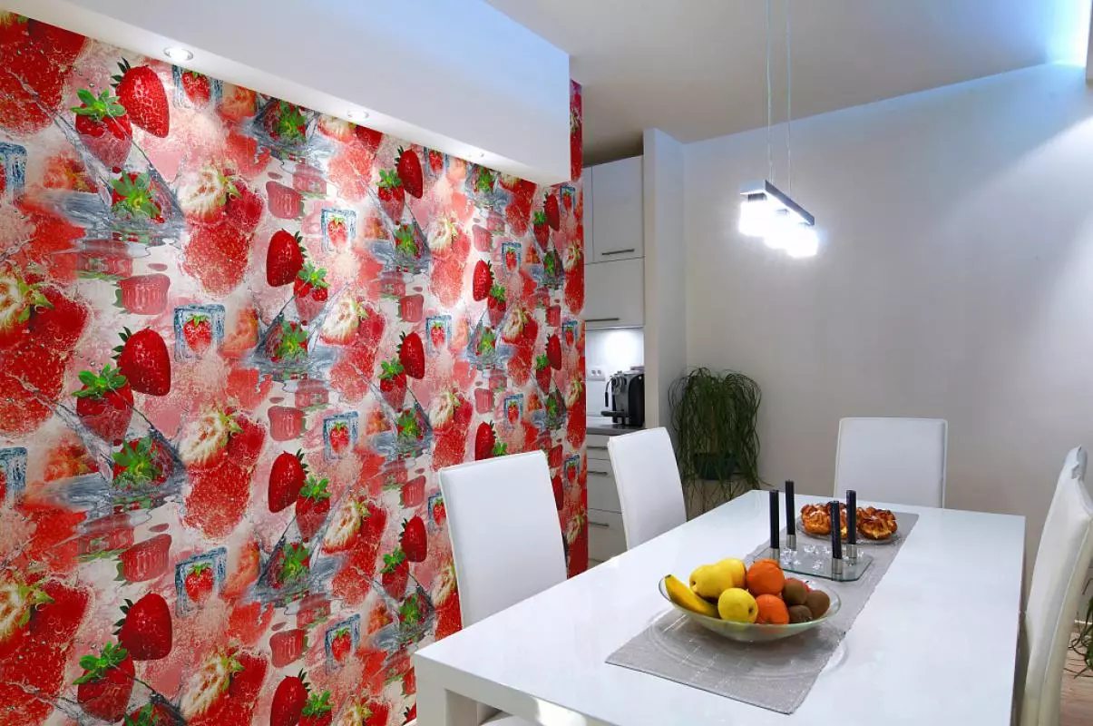 Mural de la paret de la cuina (99 fotos): paper de paret de disseny d'interiors, idees per a la petita cuina, Fons de pantalla amb tulipes i orquídies verdes, així com amb altres flors i ciutats 21110_23