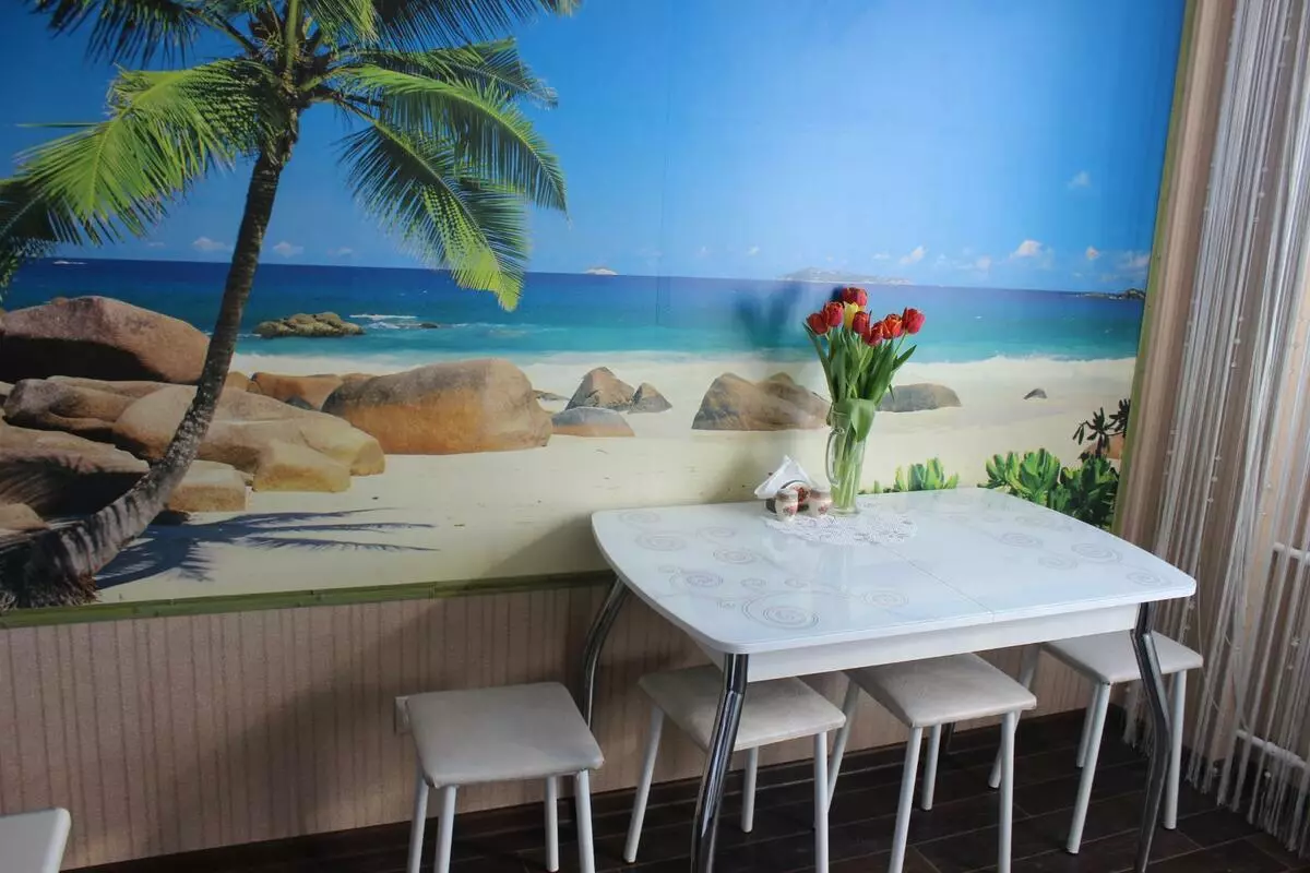 Wall mural to the kitchen (99 photos): wallpapers in interior design, ideas for small cuisine, photo wallpaper with green tulips and orchids, as well as with other flowers and cities 21110_31