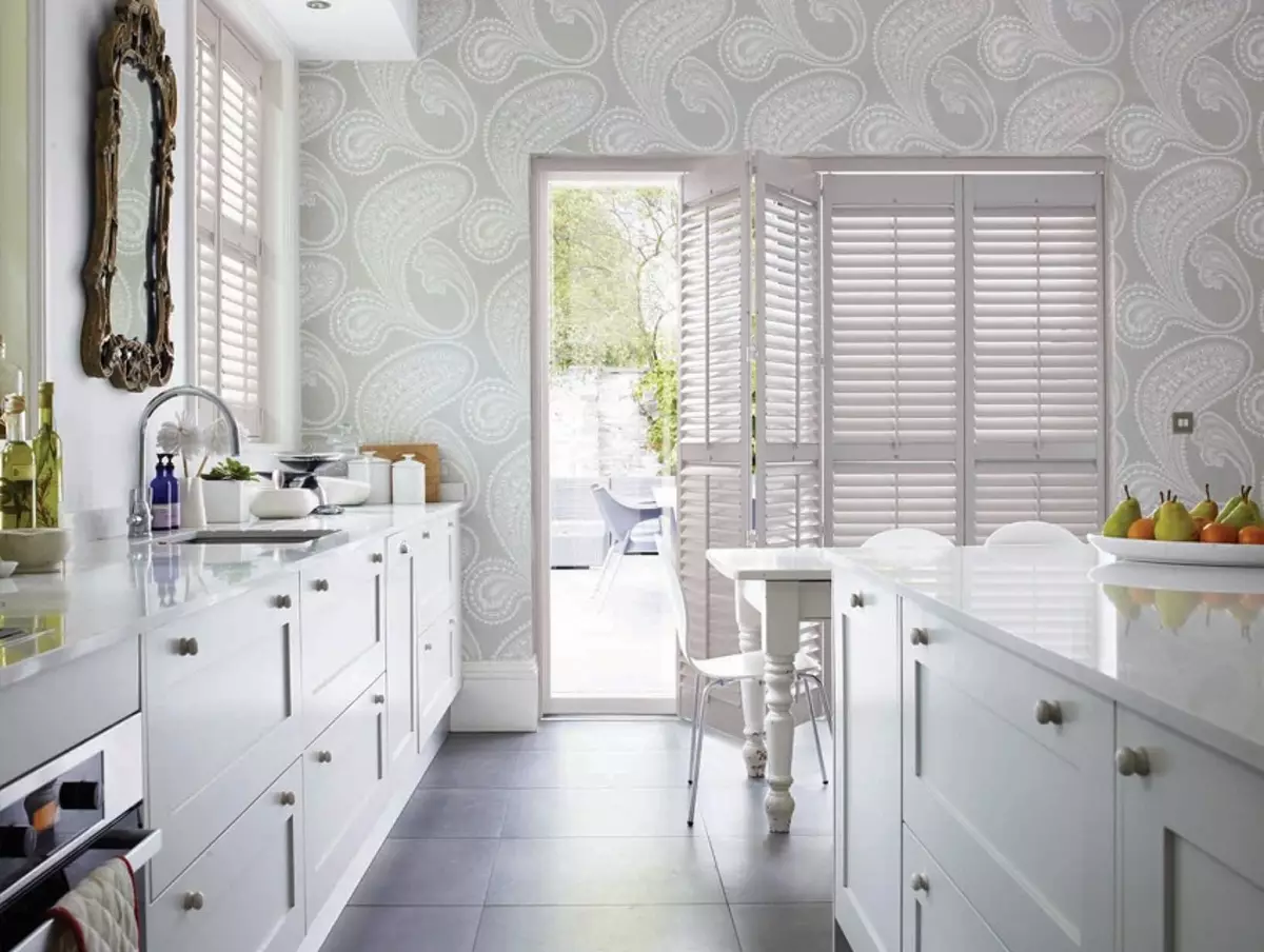 Baltos virtuvės tapetai (43 nuotraukos): Kokie tapetai tinka šviesos virtuvės ausinėms? Kaip juos pasiimti? Interjero galimybės 21112_14