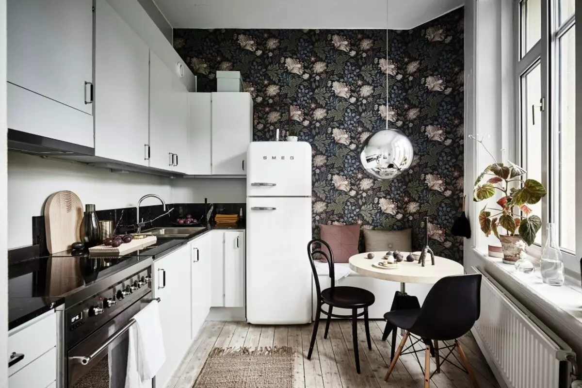 壁纸为白色厨房（43张照片）：适合轻型厨房耳机的壁纸是什么？如何选择它们？室内选择 21112_16